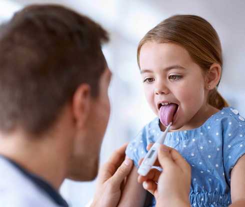 Mädchen macht den Mund auf für das Fieberthermometer