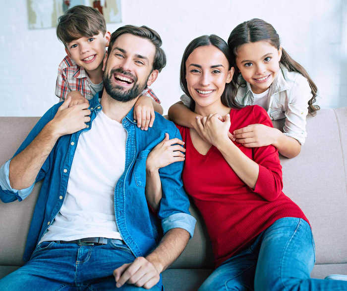 Familie lacht in die Kamera