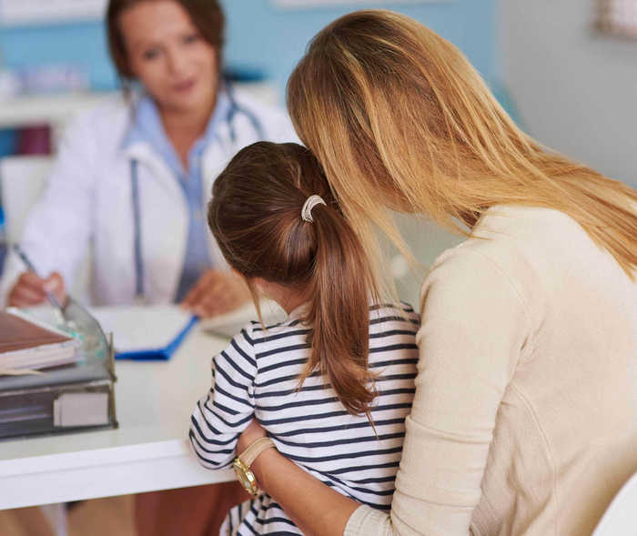 Mutter mit ihrer Tochter im Gespräch mit einer Ärztin Mutter mit ihrer Tochter im Gespräch mit einer Ärztin