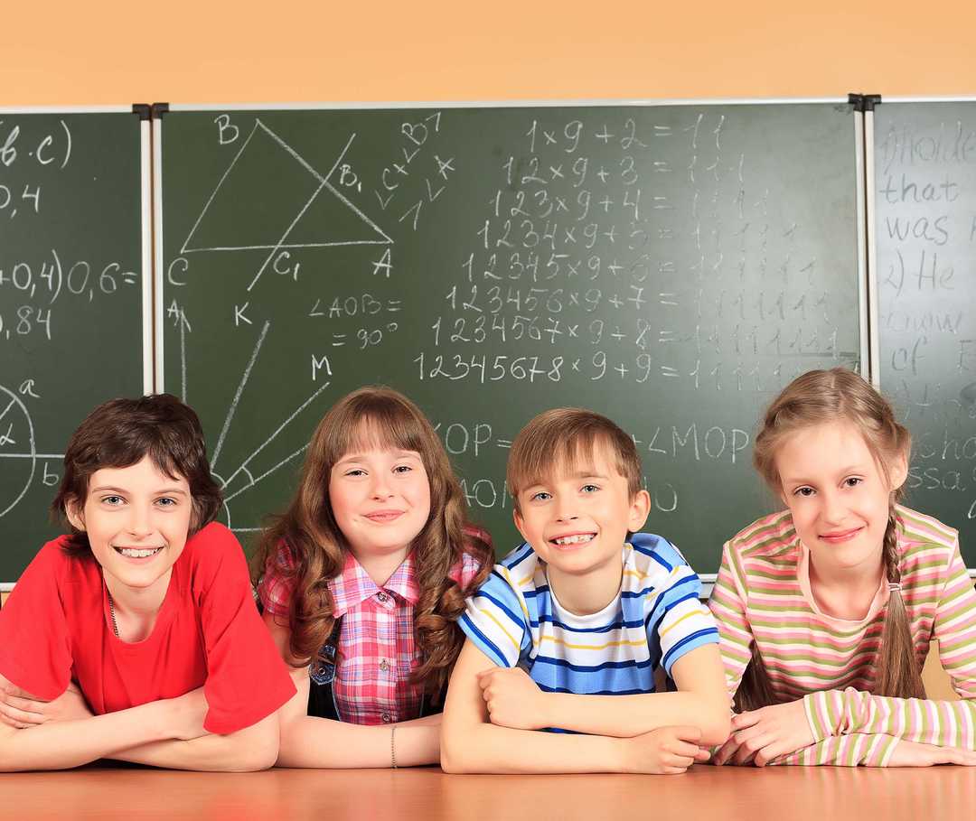 Schüler lächeln in die Kamera Schüler lächeln in die Kamera