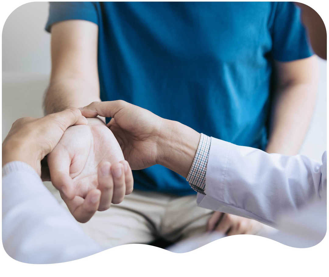 Arzt misst Puls mit den Fingern am Handgelenk