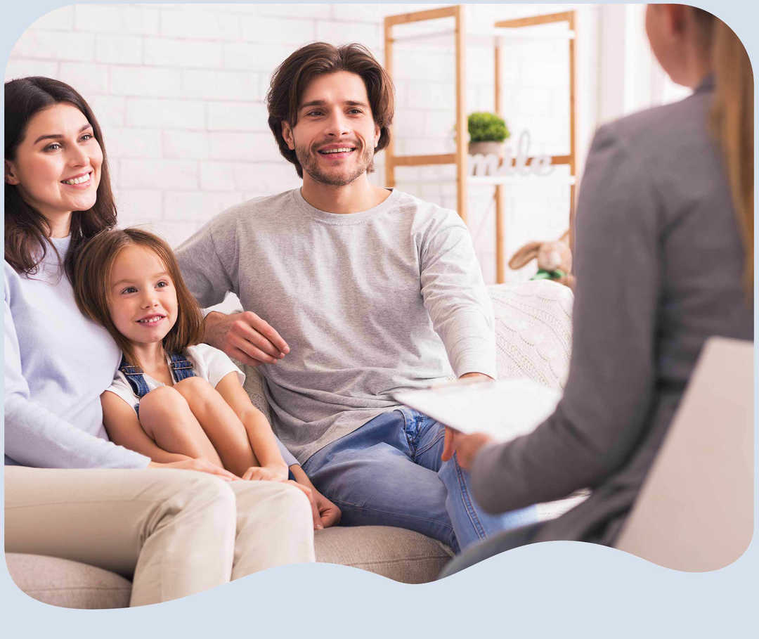 Eine dreiköpfige Familie bei einer Beratungssitzung Eine dreiköpfige Familie bei einer Beratungssitzung