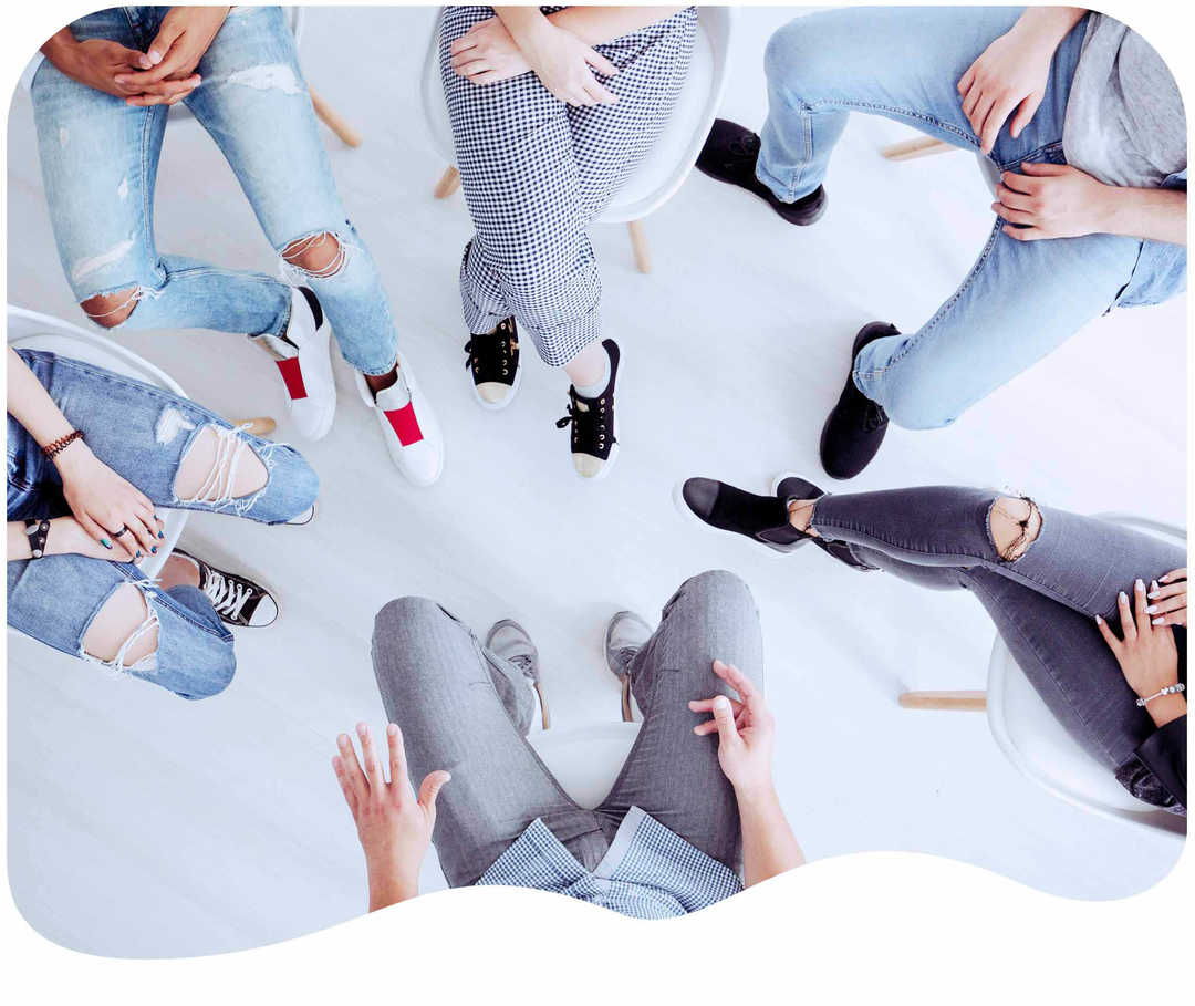 Blick von oben auf einen Stuhlkreis mit Leuten