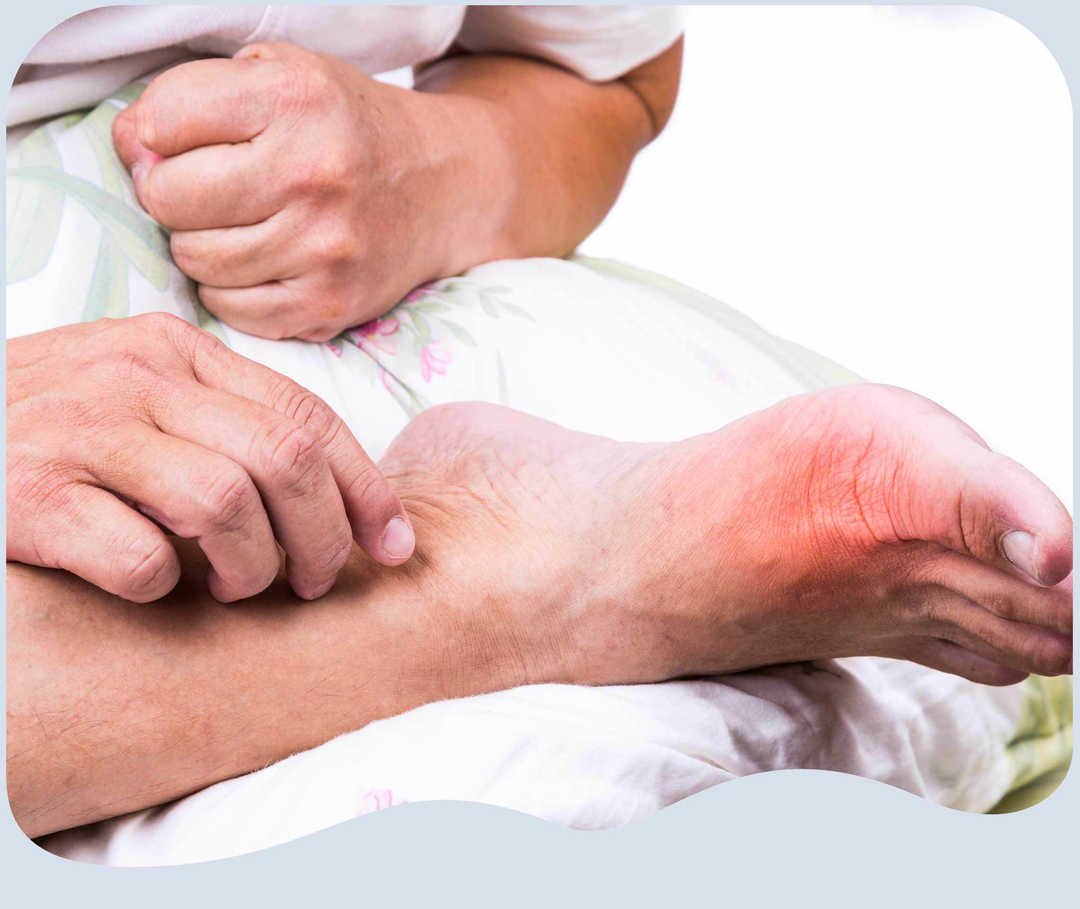 Mann fasst sich an seinen schmerzenden Knöchel