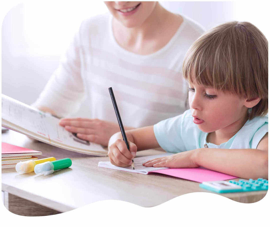 Frau hilft Jungen bei dem Schulaufgaben