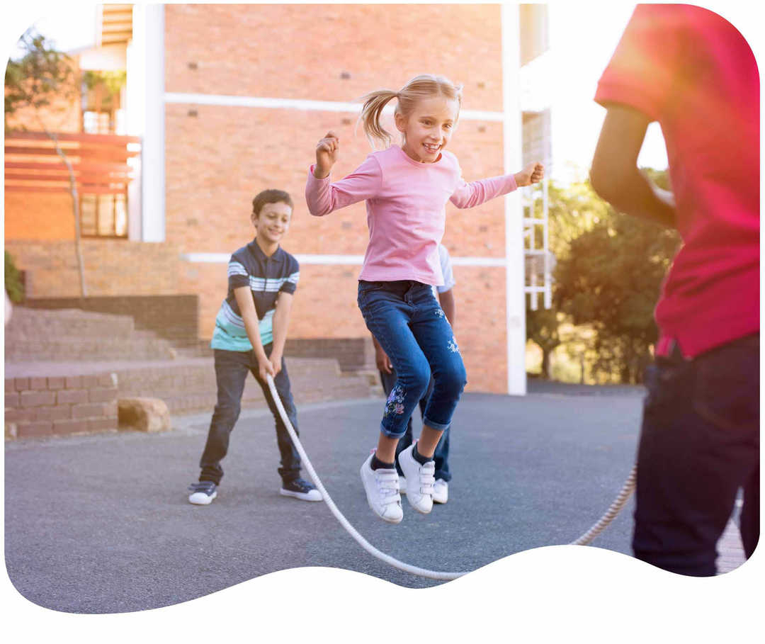 Kinder beim Seilspringen