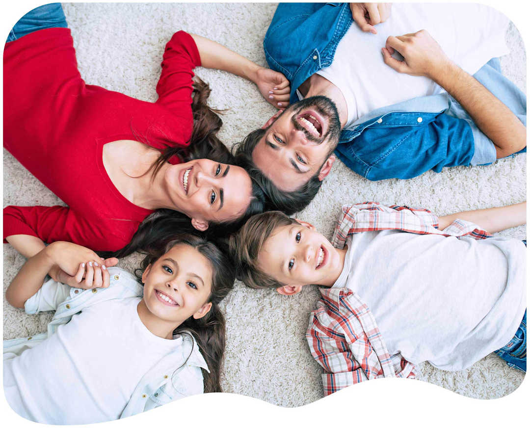 Familie liegt auf der Erde, die Köpfe in deinem Kreis aneinander gelegt