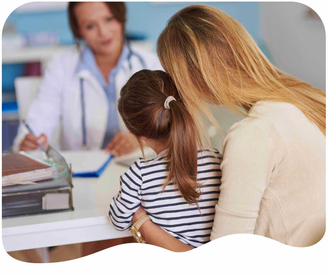Eine Frau lässt sich mit ihrer Tochter von einer Ärztin beraten