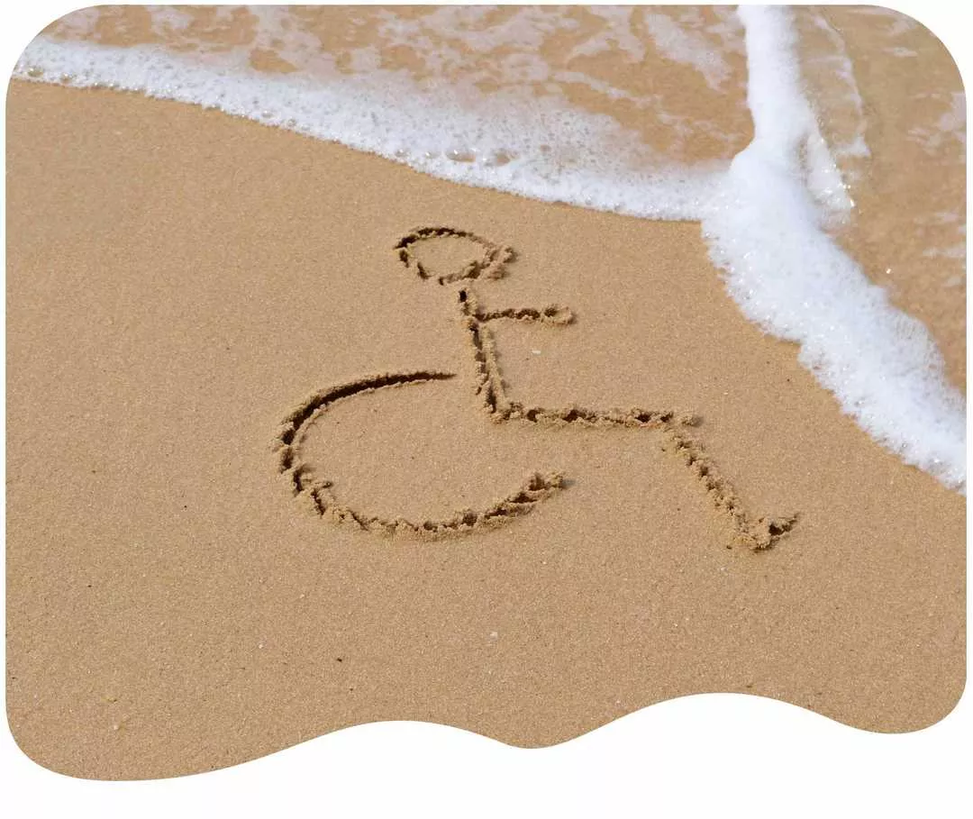 Piktogramm eines Rollstuhlfahrers in den Sand gemalt