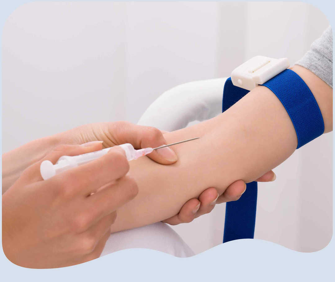 Eine Spritze wird vom Arzt zur Armbeuge den Patienten geführt Eine Spritze wird vom Arzt zur Armbeuge den Patienten geführt