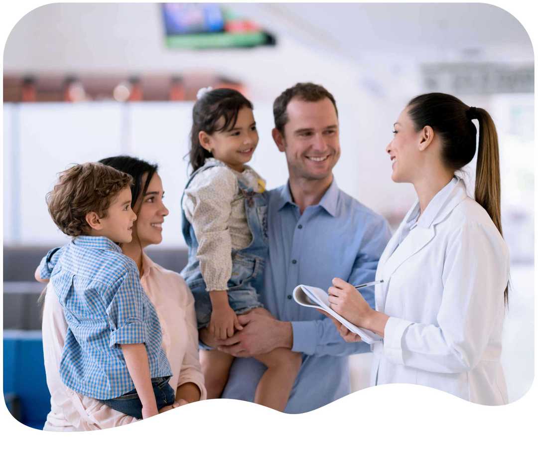 Familie redet mit Ärztin Familie redet mit Ärztin