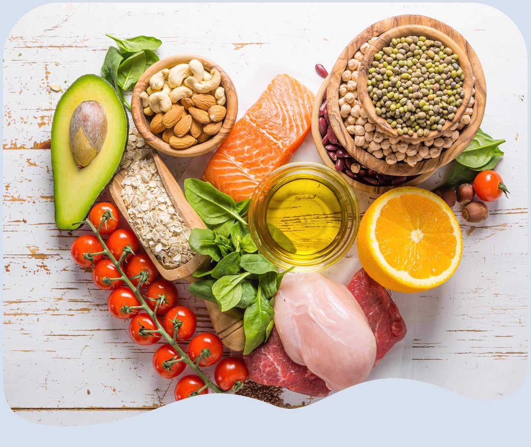 Obst und Gemüse in Form eines Herzen hingelegt