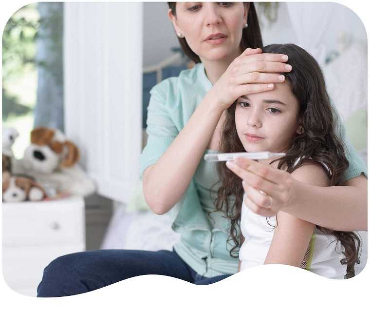 Mutter fühlt Stirn ihrer Tochter und schaut auf ein Fieberthermometer