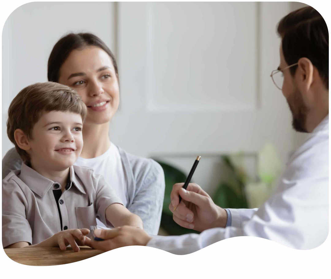 Mutter mit ihrem Sohn in einem Arztgespräch