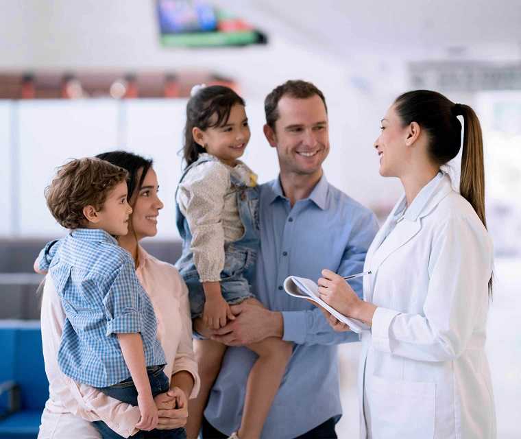 Familie im Gespräch mit einer Ärztin