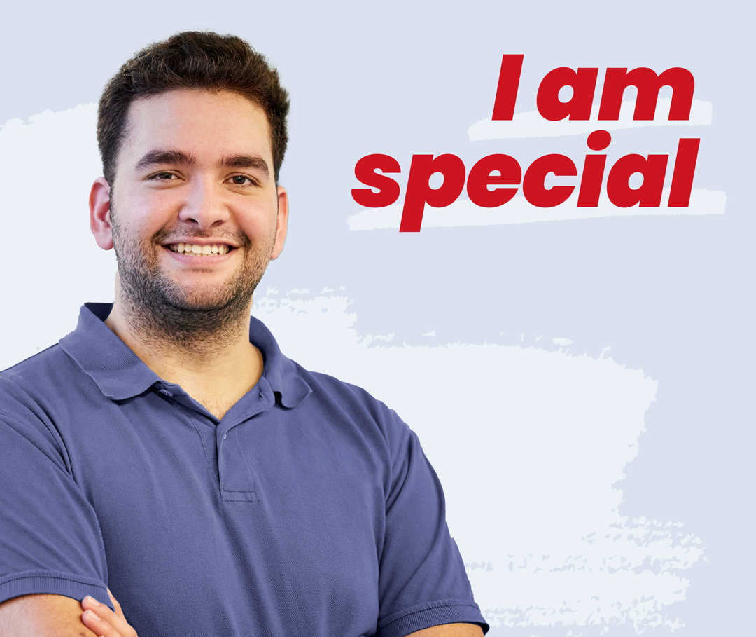 Akram und die Aufschrift "I am special"